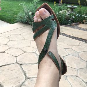 Cydwoq green sandals